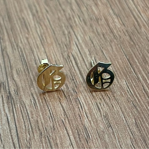 THE M JEWELERS G The Gothic Initial Stud Earrings Uppercase Gold - Picture 2 of 4